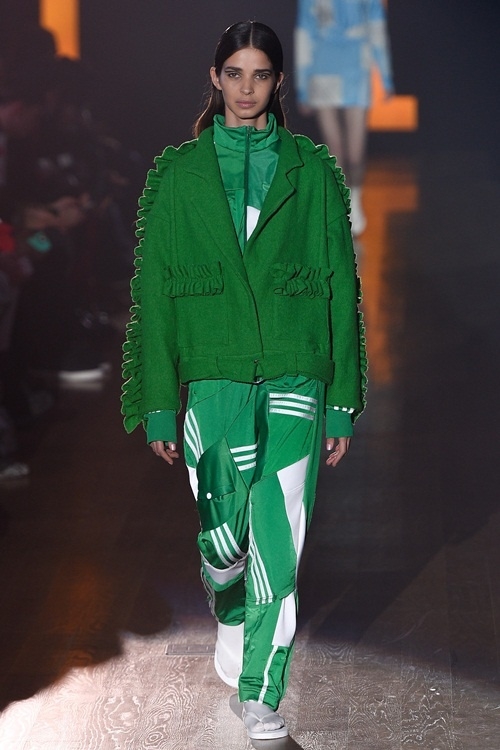 Thiết kế giống áo dài xuất hiện ở New York Fashion Week