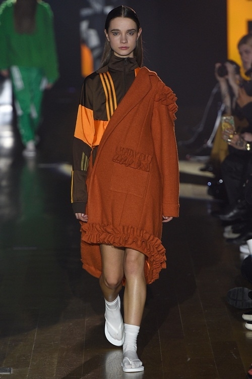 Thiết kế giống áo dài xuất hiện ở New York Fashion Week