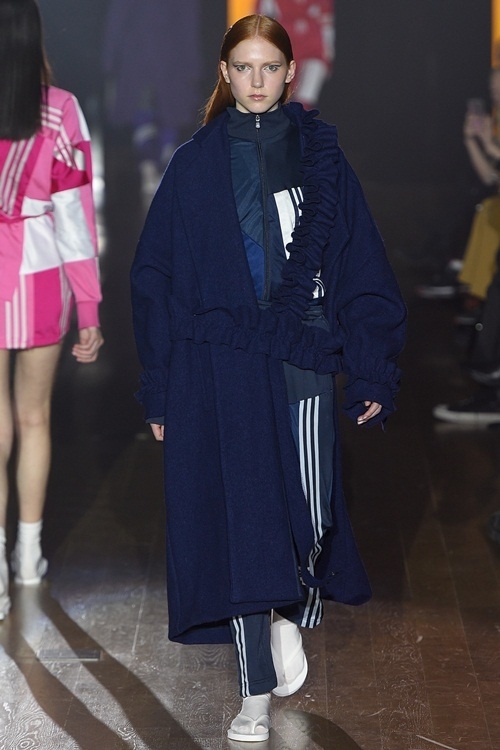 Thiết kế giống áo dài xuất hiện ở New York Fashion Week
