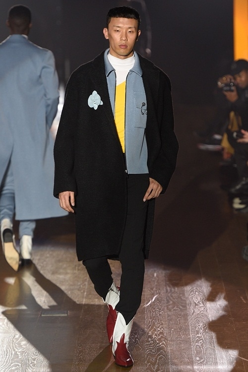 Thiết kế giống áo dài xuất hiện ở New York Fashion Week