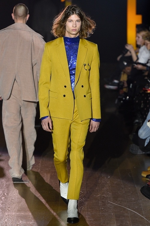 Thiết kế giống áo dài xuất hiện ở New York Fashion Week