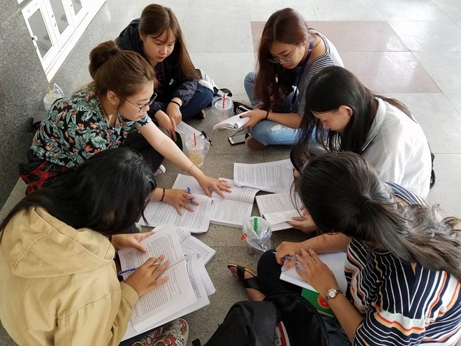 Tranh cai viec SV DH Luat bi dinh chi hoc vi dung sach photo hinh anh 1