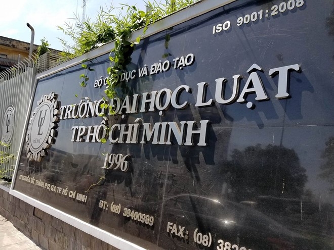 Tranh cai viec SV DH Luat bi dinh chi hoc vi dung sach photo hinh anh 2