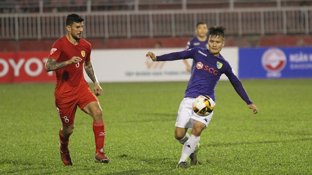 Quang Hải (trái - Hà Nội FC) đã ghi được đến 4 bàn thắng sau 5 vòng đấu (ảnh: Trọng Vũ)