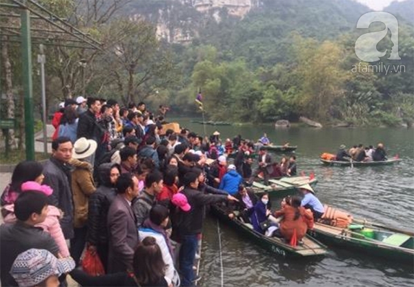 Bất chấp nguy hiểm, người lớn, trẻ nhỏ không mặc áo phao khi qua sông ở KDL Tràng An - Ảnh 1. Bất chấp nguy hiểm, người lớn, trẻ nhỏ không mặc áo phao khi qua sông ở KDL Tràng An - Ảnh 1.