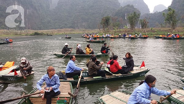 Bất chấp nguy hiểm, người lớn, trẻ nhỏ không mặc áo phao khi qua sông ở KDL Tràng An - Ảnh 2. Bất chấp nguy hiểm, người lớn, trẻ nhỏ không mặc áo phao khi qua sông ở KDL Tràng An - Ảnh 2.