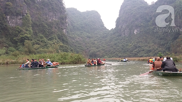 Bất chấp nguy hiểm, người lớn, trẻ nhỏ không mặc áo phao khi qua sông ở KDL Tràng An - Ảnh 3. Bất chấp nguy hiểm, người lớn, trẻ nhỏ không mặc áo phao khi qua sông ở KDL Tràng An - Ảnh 3.