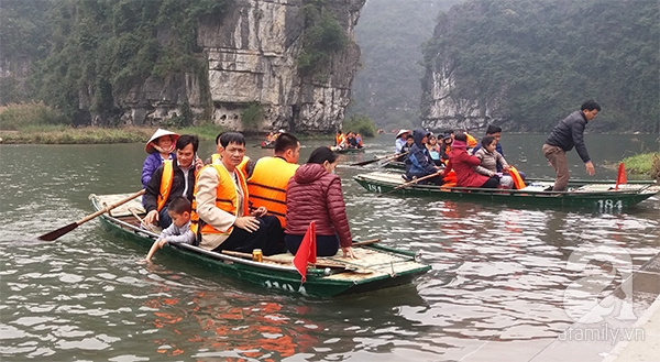 Bất chấp nguy hiểm, người lớn, trẻ nhỏ không mặc áo phao khi qua sông ở KDL Tràng An - Ảnh 6. Bất chấp nguy hiểm, người lớn, trẻ nhỏ không mặc áo phao khi qua sông ở KDL Tràng An - Ảnh 6.