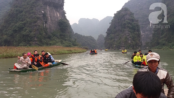 Bất chấp nguy hiểm, người lớn, trẻ nhỏ không mặc áo phao khi qua sông ở KDL Tràng An - Ảnh 8. Bất chấp nguy hiểm, người lớn, trẻ nhỏ không mặc áo phao khi qua sông ở KDL Tràng An - Ảnh 8.