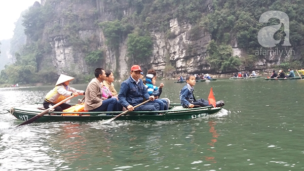 Bất chấp nguy hiểm, người lớn, trẻ nhỏ không mặc áo phao khi qua sông ở KDL Tràng An - Ảnh 9. Bất chấp nguy hiểm, người lớn, trẻ nhỏ không mặc áo phao khi qua sông ở KDL Tràng An - Ảnh 9.