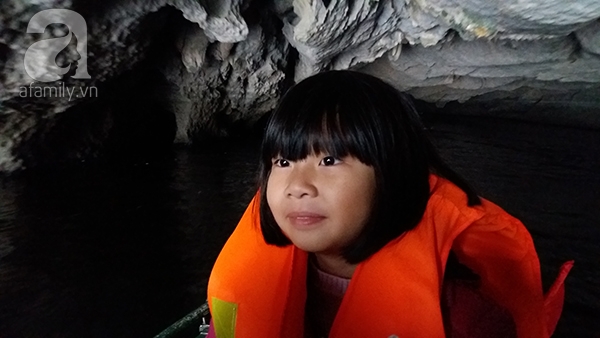 Bất chấp nguy hiểm, người lớn, trẻ nhỏ không mặc áo phao khi qua sông ở KDL Tràng An - Ảnh 10. Bất chấp nguy hiểm, người lớn, trẻ nhỏ không mặc áo phao khi qua sông ở KDL Tràng An - Ảnh 10.