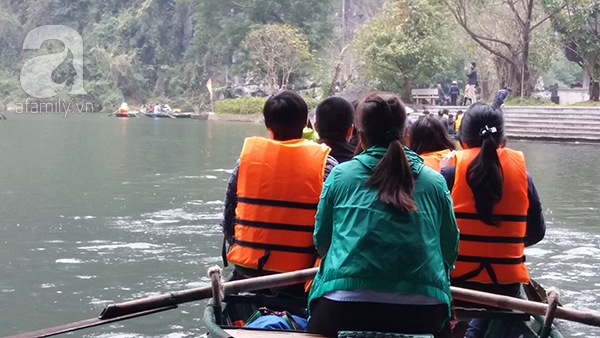 Bất chấp nguy hiểm, người lớn, trẻ nhỏ không mặc áo phao khi qua sông ở KDL Tràng An - Ảnh 11. Bất chấp nguy hiểm, người lớn, trẻ nhỏ không mặc áo phao khi qua sông ở KDL Tràng An - Ảnh 11.