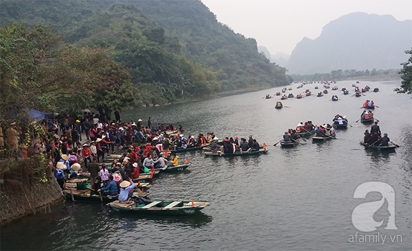 Bất chấp nguy hiểm, người lớn, trẻ nhỏ không mặc áo phao khi qua sông ở KDL Tràng An - Ảnh 12. Bất chấp nguy hiểm, người lớn, trẻ nhỏ không mặc áo phao khi qua sông ở KDL Tràng An - Ảnh 12.