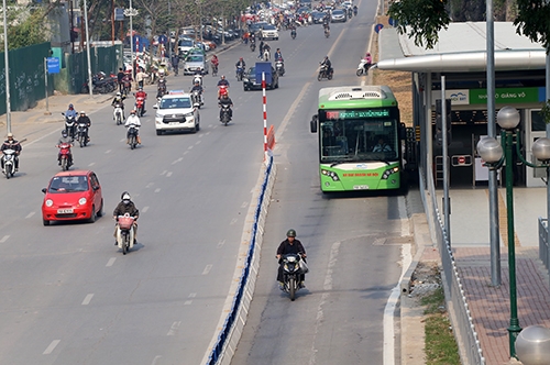 csgt-ha-noi-dong-loat-xu-phat-xe-lan-lan-buyt-nhanh-2