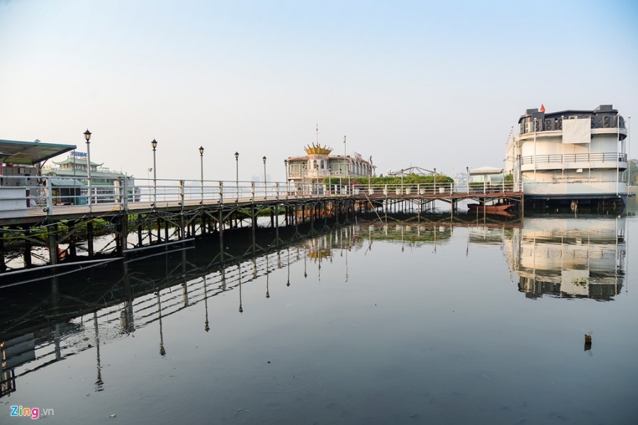 Du thuyen, nha hang chay i bat chap lenh di doi khoi ho Tay hinh anh 2