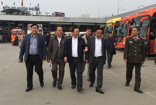 ha-noi-cam-cua-12-xe-khach-khong-chap-hanh-lenh-chuyen-ben-1