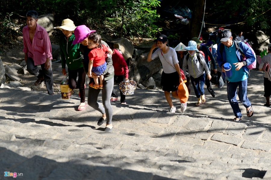 Nhung nguoi 'minh dong da sat' muu sinh tren nui Ba Den hinh anh 2