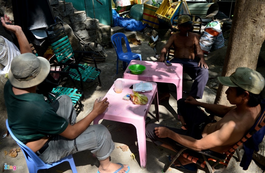 Nhung nguoi 'minh dong da sat' muu sinh tren nui Ba Den hinh anh 23