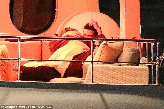 Selena Gomez khoa moi, au yem The Weeknd tren du thuyen hinh anh 2