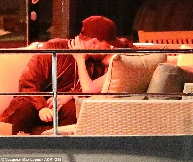 Selena Gomez khoa moi, au yem The Weeknd tren du thuyen hinh anh 3