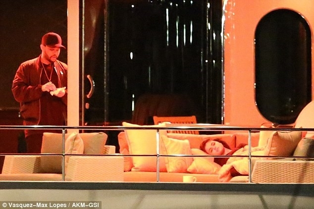 Selena Gomez khoa moi, au yem The Weeknd tren du thuyen hinh anh 4