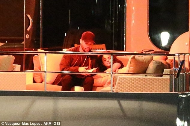 Selena Gomez khoa moi, au yem The Weeknd tren du thuyen hinh anh 5