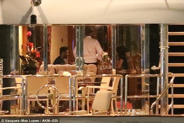 Selena Gomez khoa moi, au yem The Weeknd tren du thuyen hinh anh 6