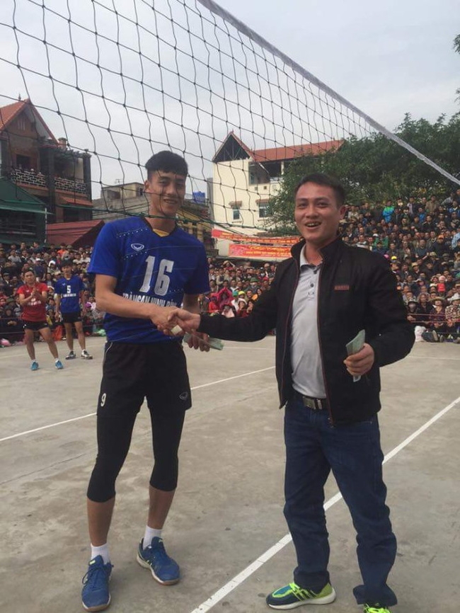 ​Thi đấu ở hội làng, một VĐV bóng chuyền bị gãy chân - Ảnh 1.