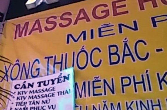 5 co gai khoa than cung khach trong tiem massage o Sai Gon hinh anh 2