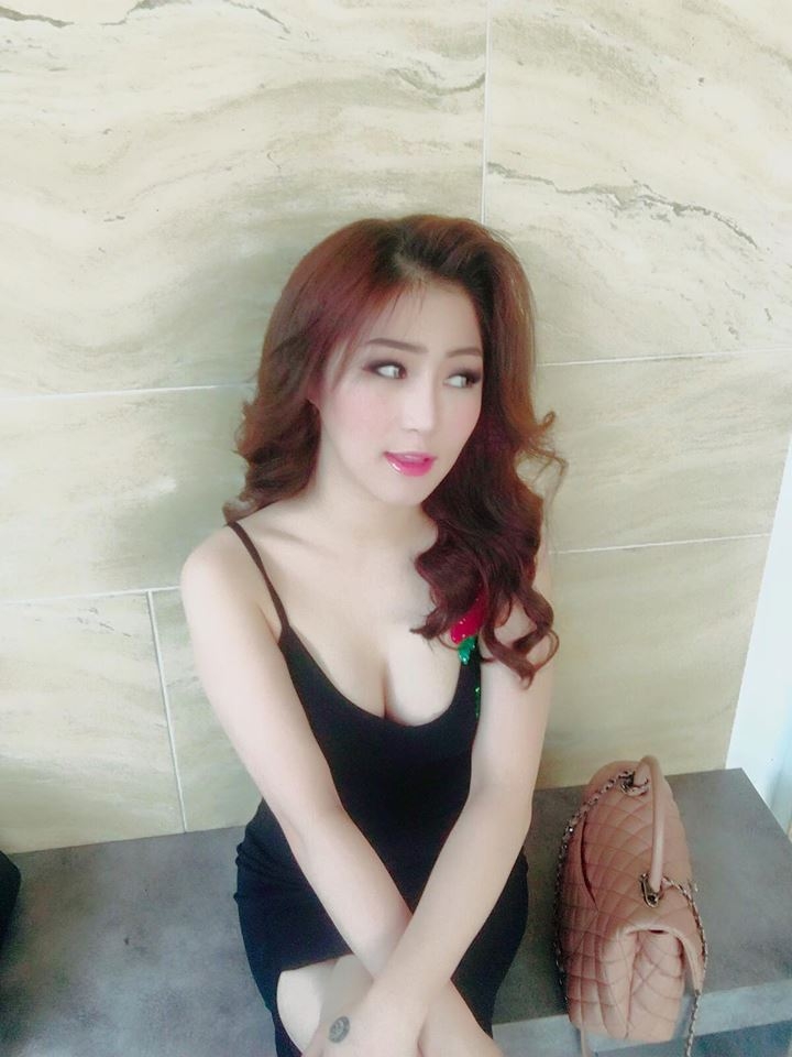 hau valentine, huong tram khoe qua co nhat thiet phai sexy the nay? hinh anh 1