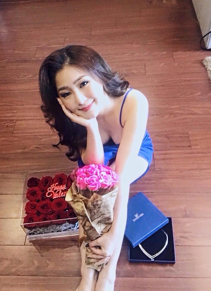 hau valentine, huong tram khoe qua co nhat thiet phai sexy the nay? hinh anh 2