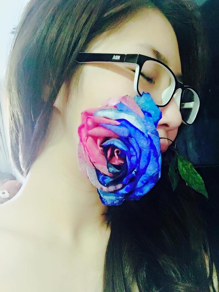 hau valentine, huong tram khoe qua co nhat thiet phai sexy the nay? hinh anh 3