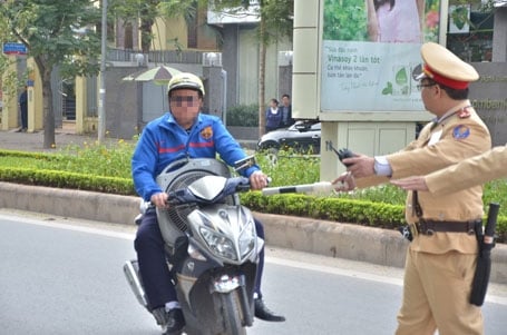  Theo Bộ Công an, chiến sỹ CSGT là người đại diện cho pháp luật để thực thi nhiệm vụ, còn người tham gia giao thông là đối tượng phải chịu sự kiểm tra của CSGT một cách tuyệt đối, cũng là tuân thủ pháp luật (Ảnh minh họa). 