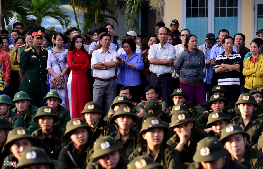 Nu tan binh tai TP.HCM trong ngay nhap ngu hinh anh 7
