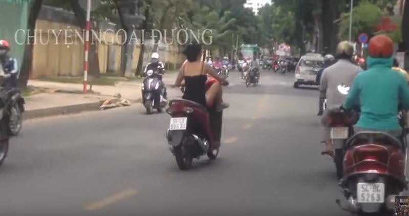 soc voi man phong xe may nhu dien, co chan lang lach mac ke bi lo noi y cua co gai tre - 2