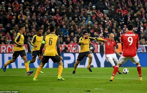 HLV Wenger noi gi sau tran Bayern 5-1 Arsenal hinh anh
