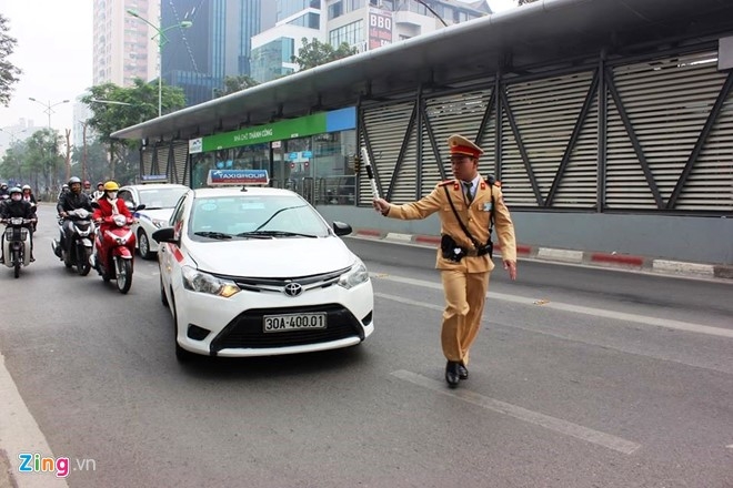 Tuoc bang lai 10 tai xe chay xe vao duong buyt BRT hinh anh 1