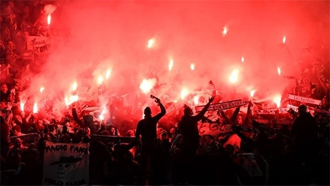 cdv lam loan san old trafford, st-etienne doi mat an phat hinh anh 1