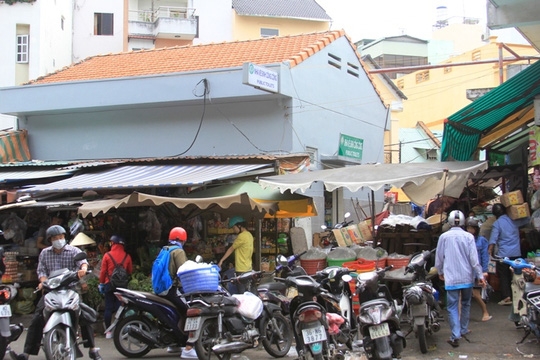 Nhà vệ sinh trên đường Phạm Ngũ Lão, quận 1, TP HCM bị bao vây bởi hàng quán 