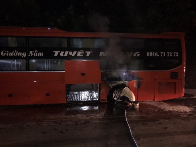  Hiện trường vụ cháy xe giường nằm 