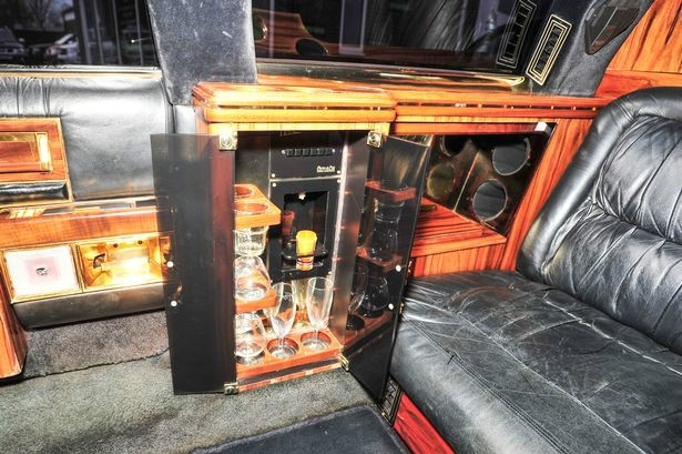  Khoang sau xe được trang bị đầy đủ tiện nghi, từ điện thoại di động, két sắt, bàn làm việc đến minibar. 