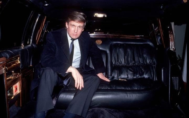  Ông Trump trong một bức hình chụp khi ngồi trên chiếc limousine hiệu Cadillac của mình 