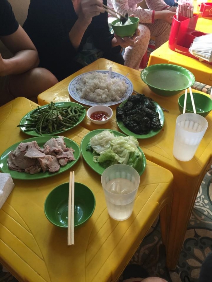 bua com co rau va trung gia 130.000 dong gay tranh cai suc soi hinh anh 4