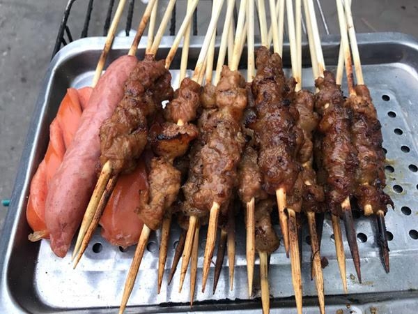Thịt nướng siêu rẻ 10 ngàn/4 xiên: Ngon vô đối, tràn vỉa hè