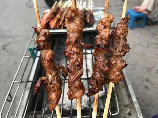 Thịt nướng siêu rẻ 10 ngàn/4 xiên: Ngon vô đối, tràn vỉa hè