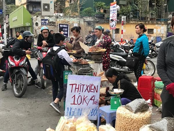 Thịt nướng siêu rẻ 10 ngàn/4 xiên: Ngon vô đối, tràn vỉa hè