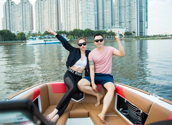 ngoc-trinh-mac-sexy-di-choi-luot-song-cung-ong-bau-2