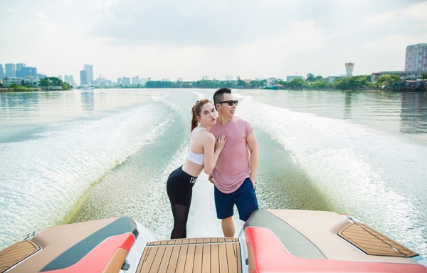 ngoc-trinh-mac-sexy-di-choi-luot-song-cung-ong-bau-3