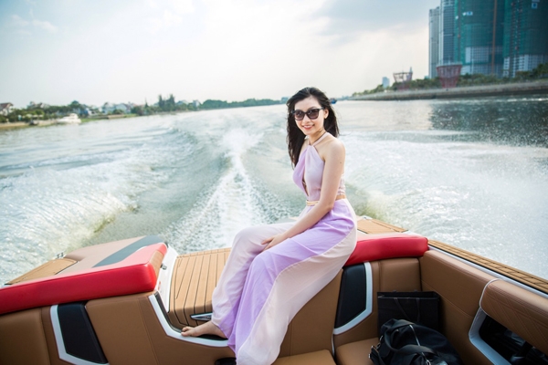 ngoc-trinh-mac-sexy-di-choi-luot-song-cung-ong-bau-6