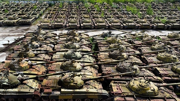  Những năm bất ổn chính trị ở Ukraine khiến số phương tiện bọc thép ở đây tăng chóng mặt. Tại một nhà kho bỏ hoang, hàng chục xe tăng ngụy trang đang xếp hàng, dường như trong tình trạng khá tốt 